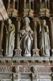 France, Finistère (29), Guimiliau, statues des apotres sous le porche méridional de l'église dans l'enclos paroissial