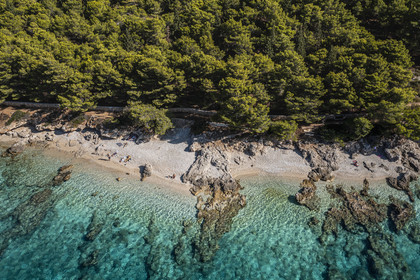 Croatie, Dalmatie, cote dalmate, Ile de Brac, Bol, la continuation de la plage de Zlatni Rat ou Corne d'or (vue aérienne)