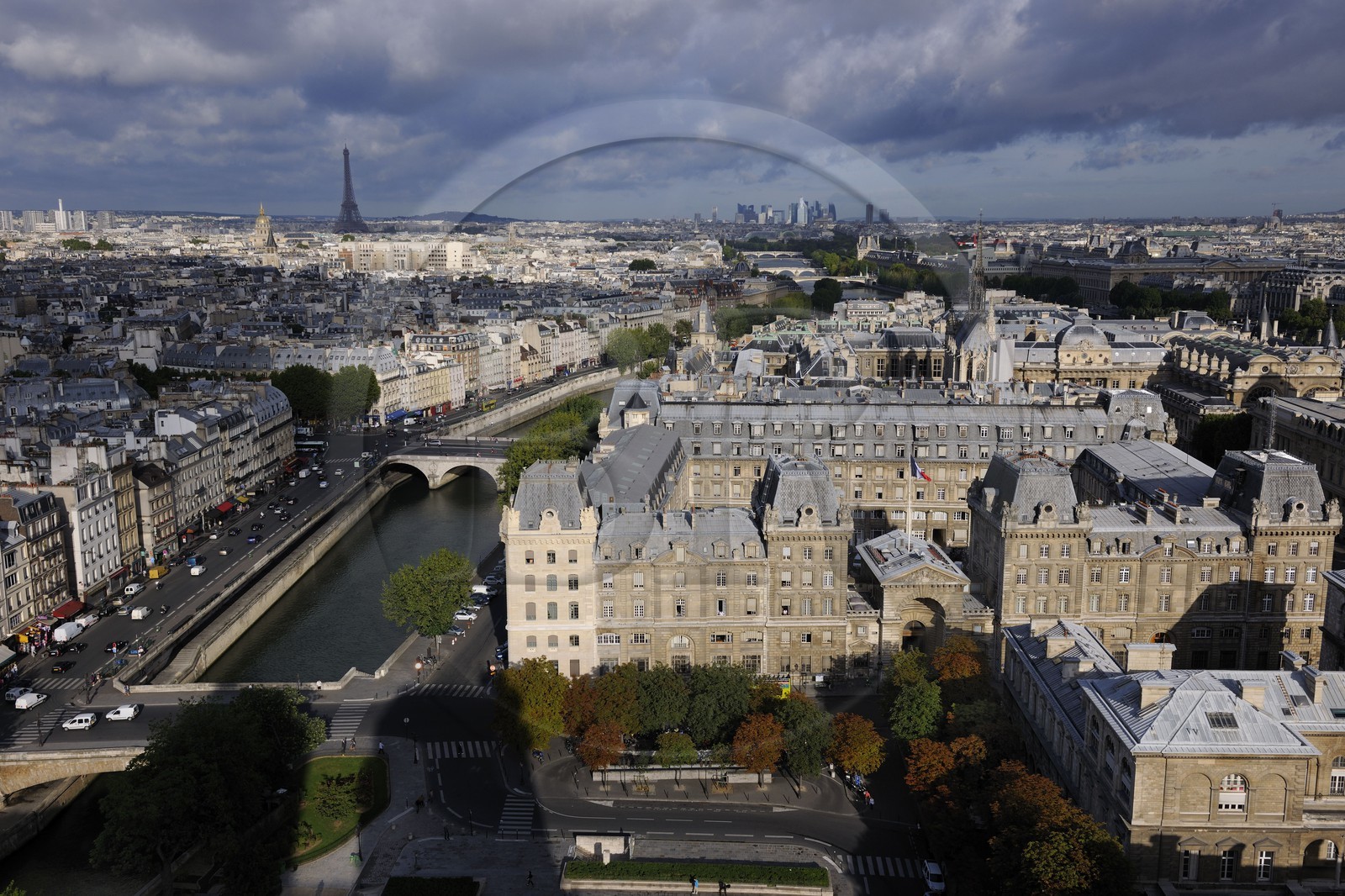 France, Paris (75), les rives de la Seine classées Patrimoine Mondial de l'UNESCO, île de la Cité, la préfecture de police au pied de la cathédrale Notre-Dame