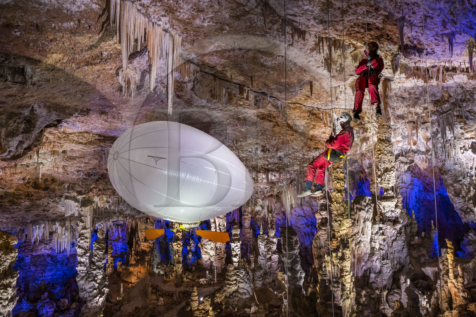 France, Gard (30), Méjannes-le-Clap, grotte de La Salamandre, descente en rappel et découverte de la grotte en Aéroplume®, un ballon dirigeable individuel gonflé à l'hélium qui permet de s'envoler en battant des ailes