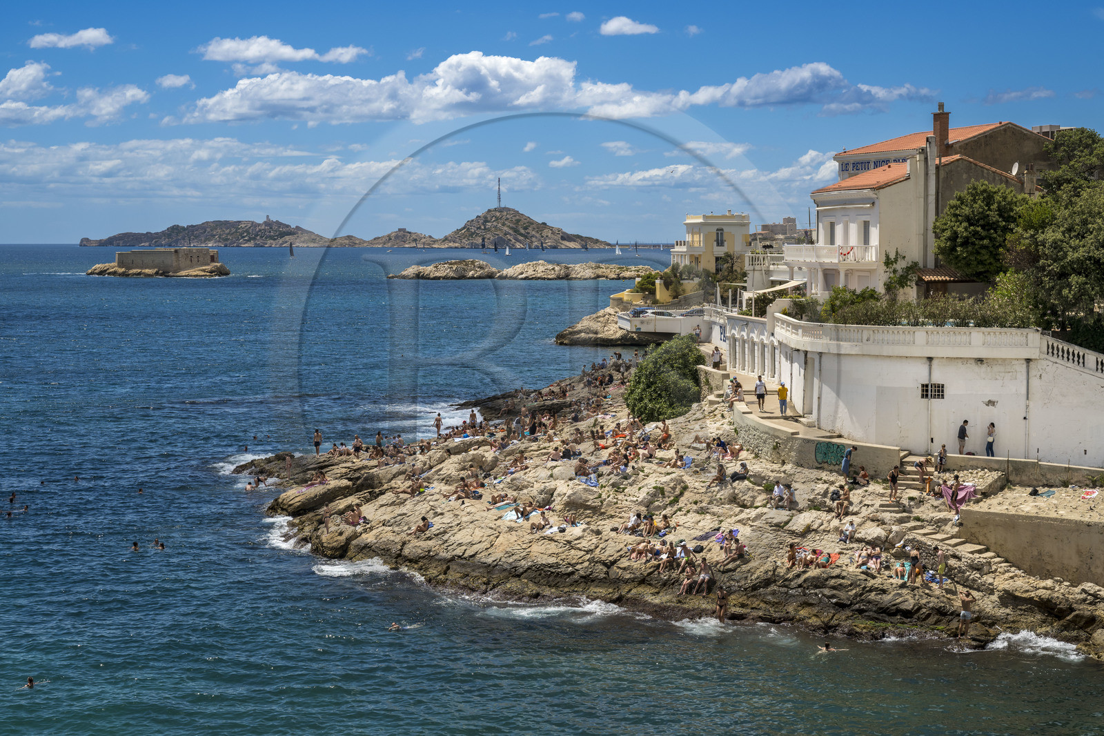 France, Bouches-du-Rhône (13), Marseille, quartier d'Endoume, la plage de roches blanches du Petit Nice allant de l'anse de la Fausse-monnaie à l'anse de Maldormé, le petit fort de l'Ile Degaby et l'Archipel des îles du Frioul en arrière plan