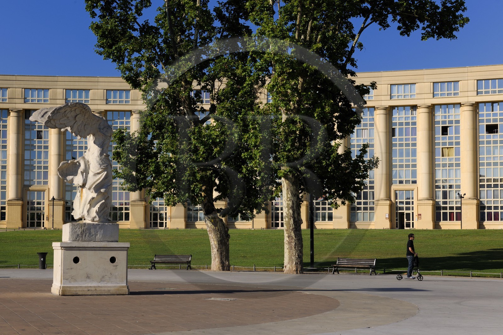 France, Hérault (34), Montpellier, quartier Antigone, Esplanade de l' Europe de l' architecte Ricardo Bofill et la réplique de la Victoire de Samothrace