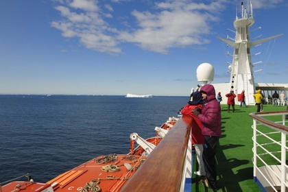 Groenland, région méridionale, le bateau de croisière le Princess Danané croise des icebergs au large du Cap Farvel (Farewell)