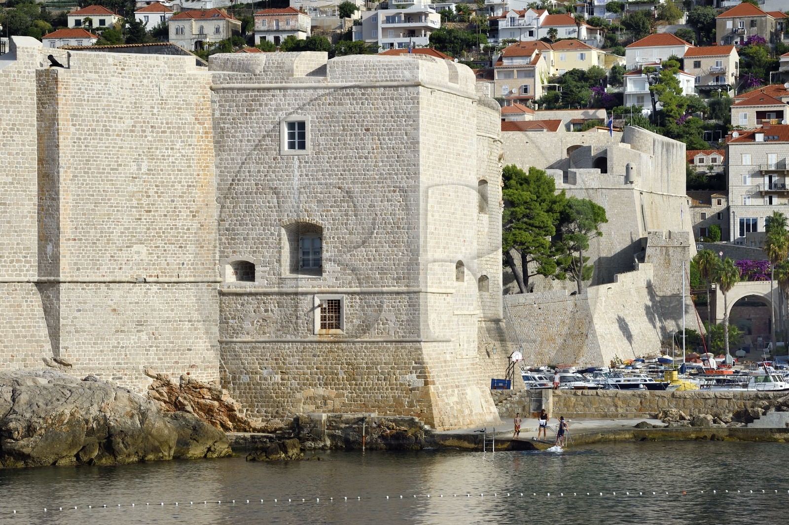 Croatie, Dalmatie, cote dalmate, Dubrovnik, centre historique classé Patrimoine Mondial de l'UNESCO, les remparts coté mer et le batiment de la Tour Saint Jean à l'entrée du Port