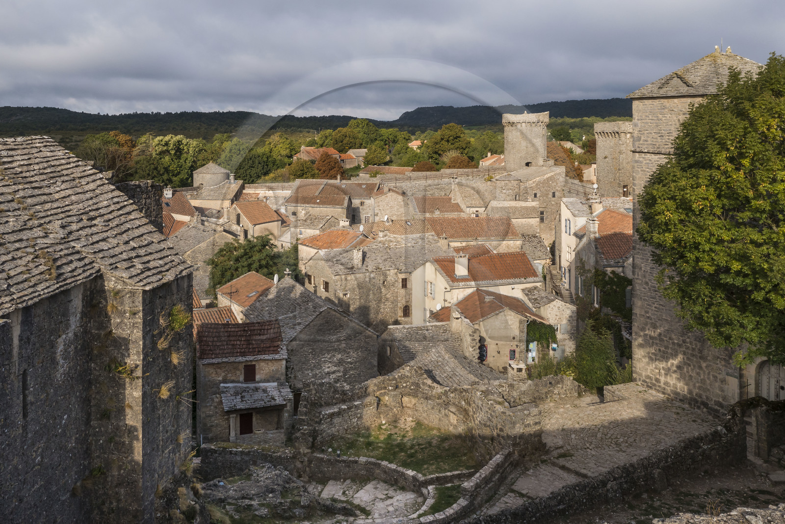 France, Aveyron (12), Causses et les Cévennes, paysage culturel de l'agro-pastoralisme méditerranéen, classés Patrimoine Mondial de l'UNESCO, La Couvertoirade, labellisé Les Plus Beaux Villages de France, village fortifié sur le plateau du Larzac (vue aérienne)