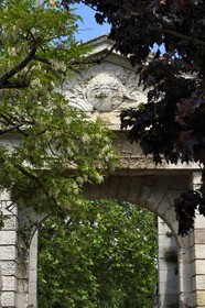 France, Charente-Maritime (17), La Rochelle, l'Avant-Porte Royale dans la promenade Henriette Bouchet-Pelletier