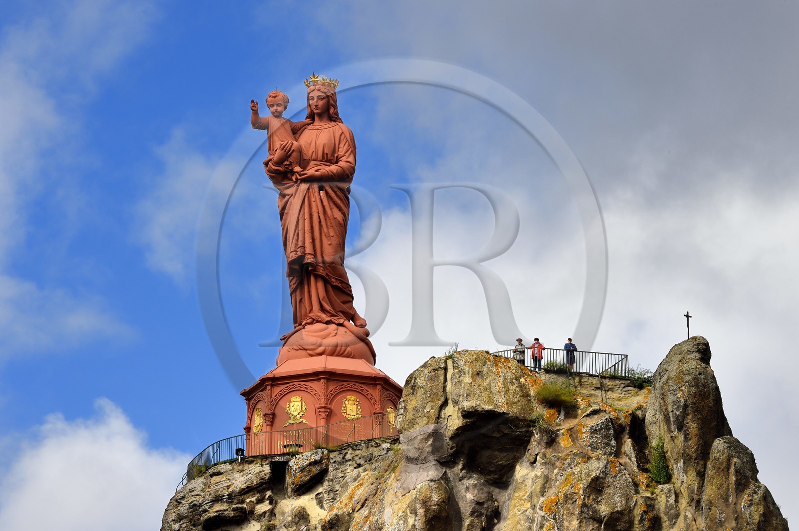 France, Haute-Loire (43), Le Puy-en-Velay, étape classée Patrimoine Mondial de l'UNESCO dans le cadre des chemins de Compostelle, la statue de Notre-Dame de France (de 1860) au sommet du Rocher Corneille