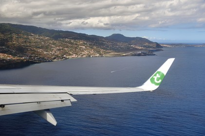 Portugal, Ile de Madère, Aéroport International de Madère Cristiano-Ronaldo qui dispose d'une piste de 2781m prolongée sur la mer grace à des piliers (vue aérienne)