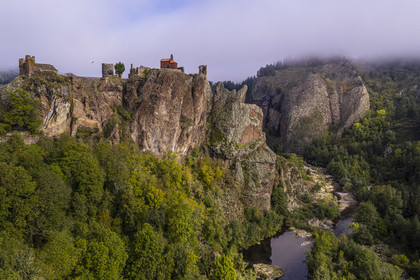 France, Haute-Loire (43), vallée de la Loire, Arlempdes, labellisé les Plus beaux villages de France, ruines du chateau perché sur un rocher basaltique (dyke volcanique) qui surplombe un méandre de la Loire (vue aérienne)