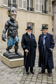 France, Paris, Musée Maillol art museum, German painter and sculptor Markus Lüpertz during his exhibition in dialogue with the work of Aristide Maillol, his gallerist Michael Werner on his right, sculpture Der Morgen oder Hölderlin, 2011, Painted bronze