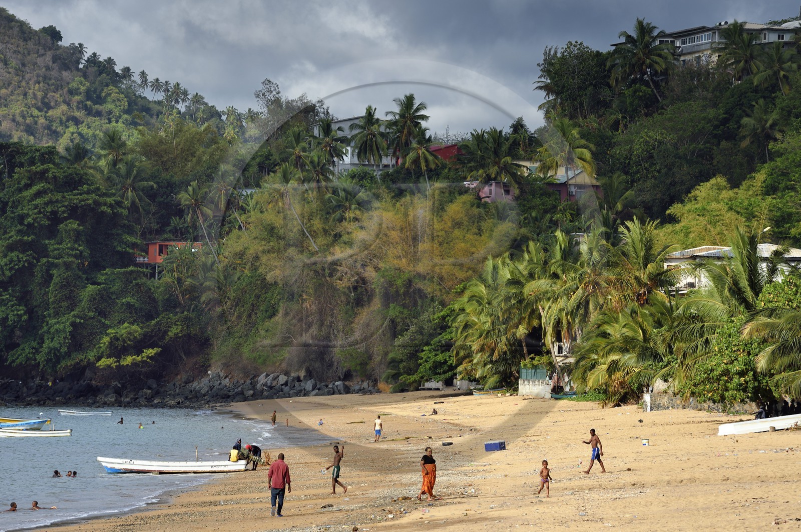France, Ile de Mayotte, Grande-Terre, Sada, pêcheurs sur la plage