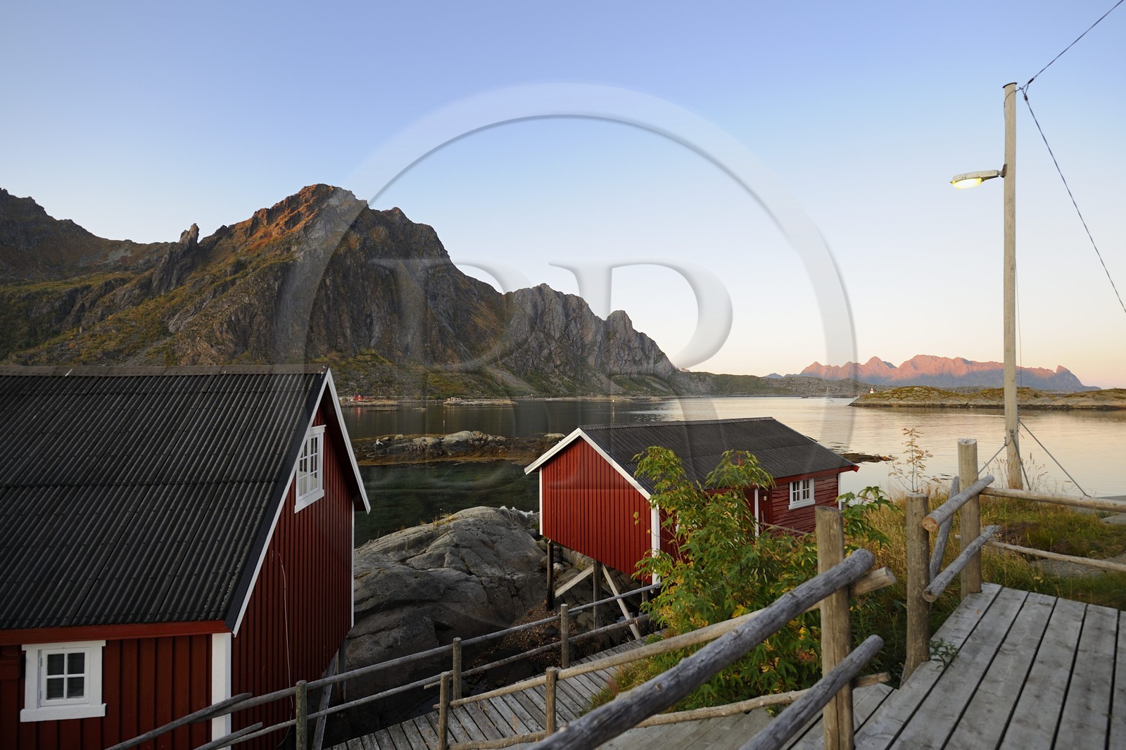 Norvège, Nordland, Iles Lofoten, Austvagoy, rorbuer (maison de pêcheurs) à Svolvaer