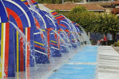 France, Vosges (88), Station thermale de Contrexéville, La place des fontaines, place rectangulaire affirmée par son sol en pavés porphyre, elle porte les 24 fontaines de marbres de Carrare et de lave émaillée, dressées entre 2,50 et 3,50 mètres