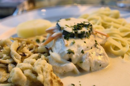 France, Bas-Rhin (67), Strasbourg, vieille ville classée au Patrimoine Mondial de l'UNESCO, quartier de la Petite France, restaurant de la Maison des Tanneurs, Sandre sauce matelote aux Spazele