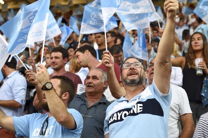 France, Pyrénées-Atlantiques (64), Pays-Basque, Bayonne, stade Jean-Dauger, ambiance dans les gradins pendant le match de rugby d'un derby entre l'Aviron Bayonnais (en bleu) et le Biarritz Olympique