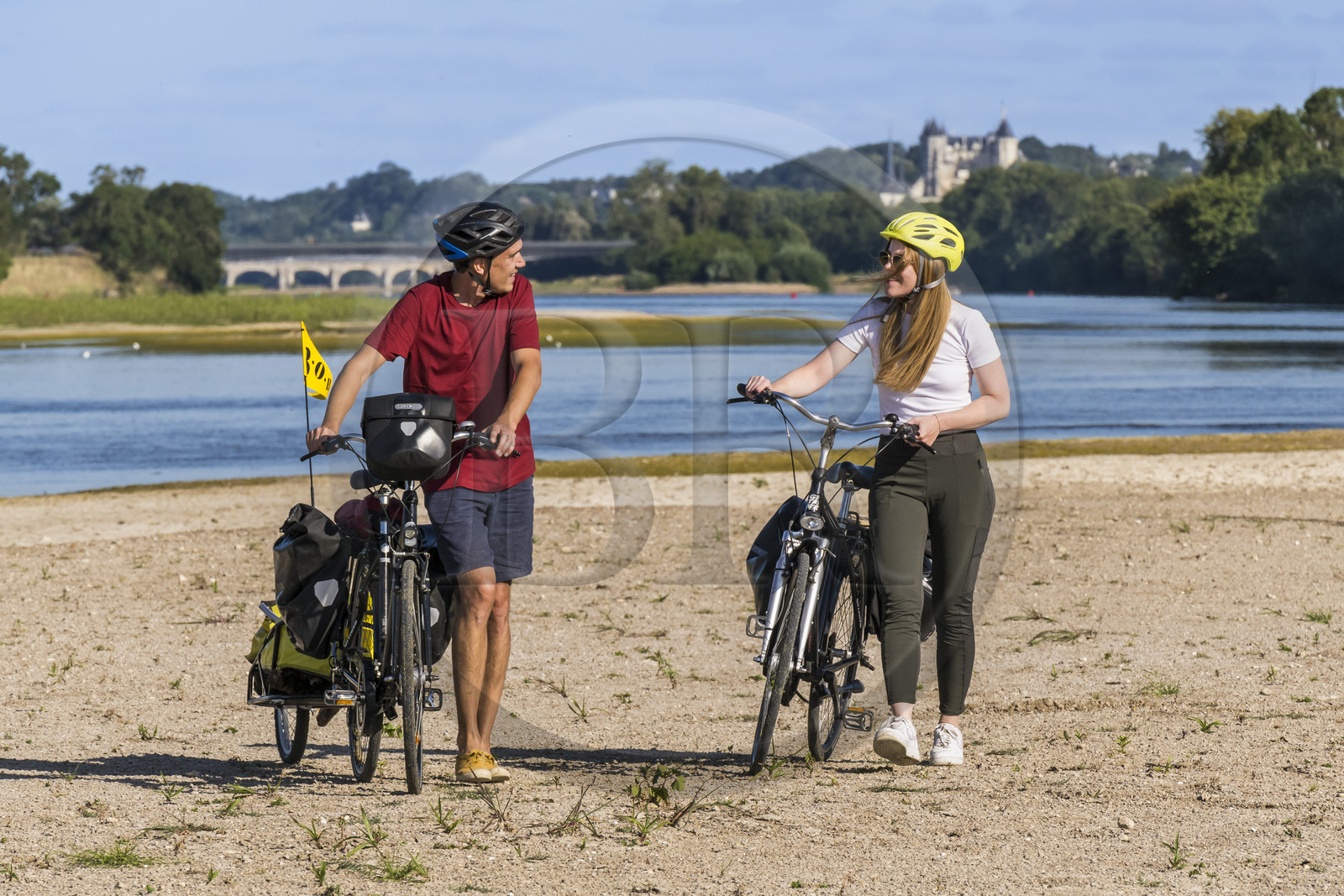France, Maine-et-Loire (49), vallée de la Loire classée au Patrimoine Mondial par l'UNESCO, Saumur vers Saint-Hilaire, bancs de sable formant des îles sur la Loire et le chateau de Saumur en arrière plan, randonnée à bicyclette sur les berges de la Loire, vélo avec une remorque transportant le matériel de camping