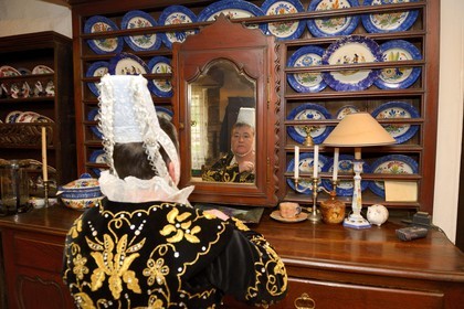 France, Finistère (29), Locronan, labellisé Les Plus Beaux Villages de France, ajustement des costumes traditionnels le matin de la procession de la petite Tromenie dans la ferme de la famille Louboutin