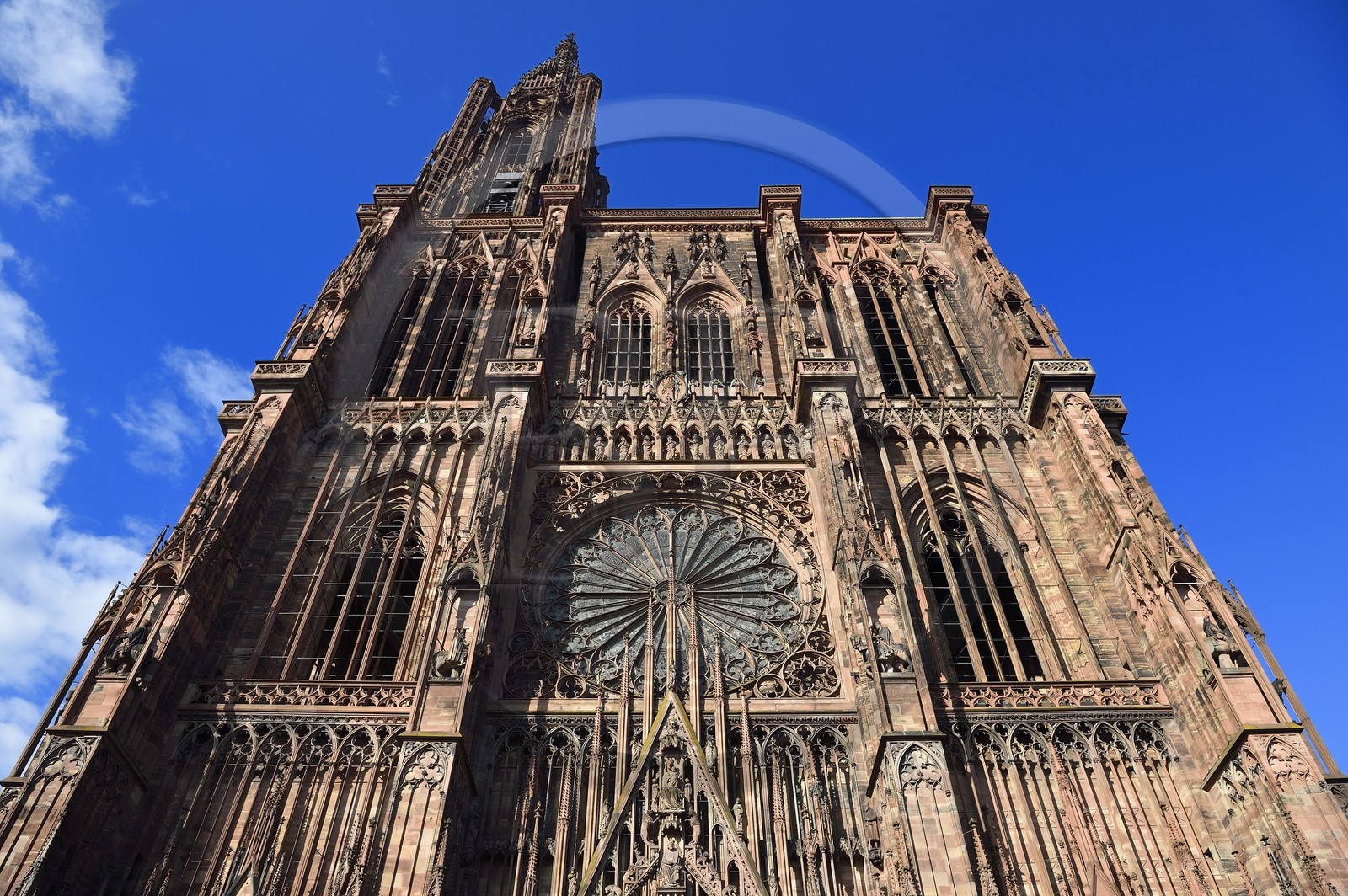 France, Bas-Rhin (67), Strasbourg, vieille ville classée au Patrimoine Mondial de l'UNESCO, la cathédrale Notre-Dame, la facade occidentale avec la grande rose