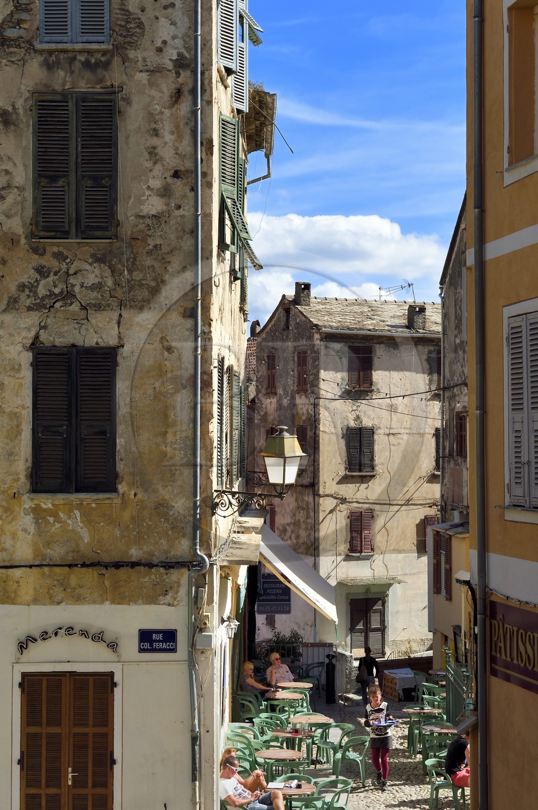 France, Haute-Corse (2B), Corte, le Bar de la Haute Ville sur la place Gaffori