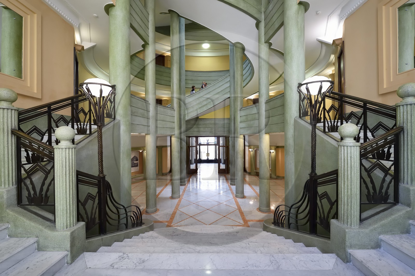 France, Alpes-Maritimes (06), Nice, quartier des Baumettes, l'immeuble Art déco Le Gloria Mansions, le grand hall d'entrée, monumental escalier central à cage elliptique