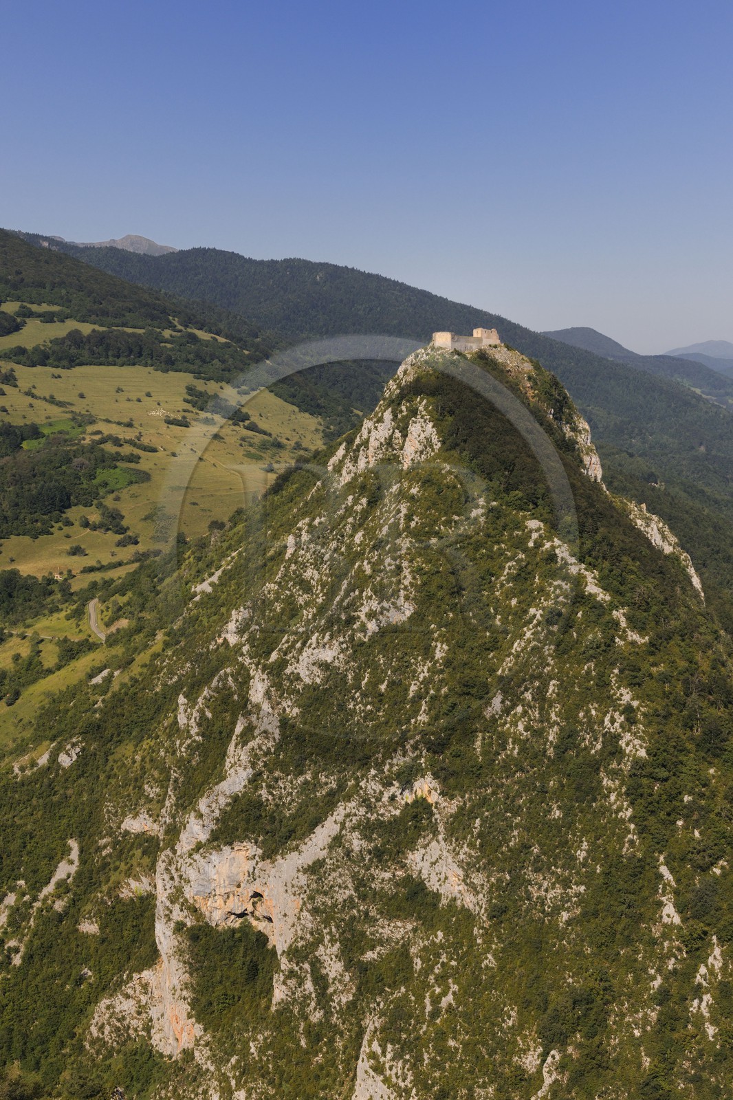 France, Ariège (09), Pays d' Olmes, château cathare de Montségur perché sur un pog et les Pyrénées (vue aérienne)