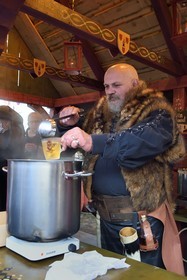 France, Haut-Rhin (68), Ribeauvillé, le marché de Noël médiéval, étal proposant du vin blanc chaud aux épices