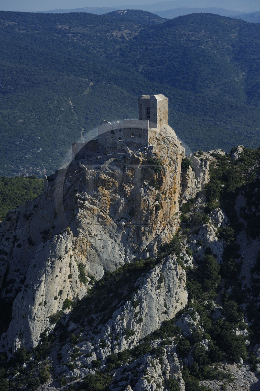 France, Aude (11), Pays Cathare, le château de Quéribus (vue aérienne)