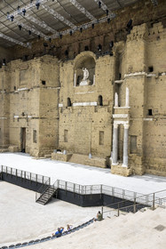 France, Vaucluse (84), Orange, le théatre antique classé Patrimoine Mondial de l'UNESCO, construit sous le règne d'Auguste au Ier siècle, la niche du mur de scène abrite une statue colossale dite de l'empereur Auguste de 3,50 m de haut dont la tête n'est pas d'origine