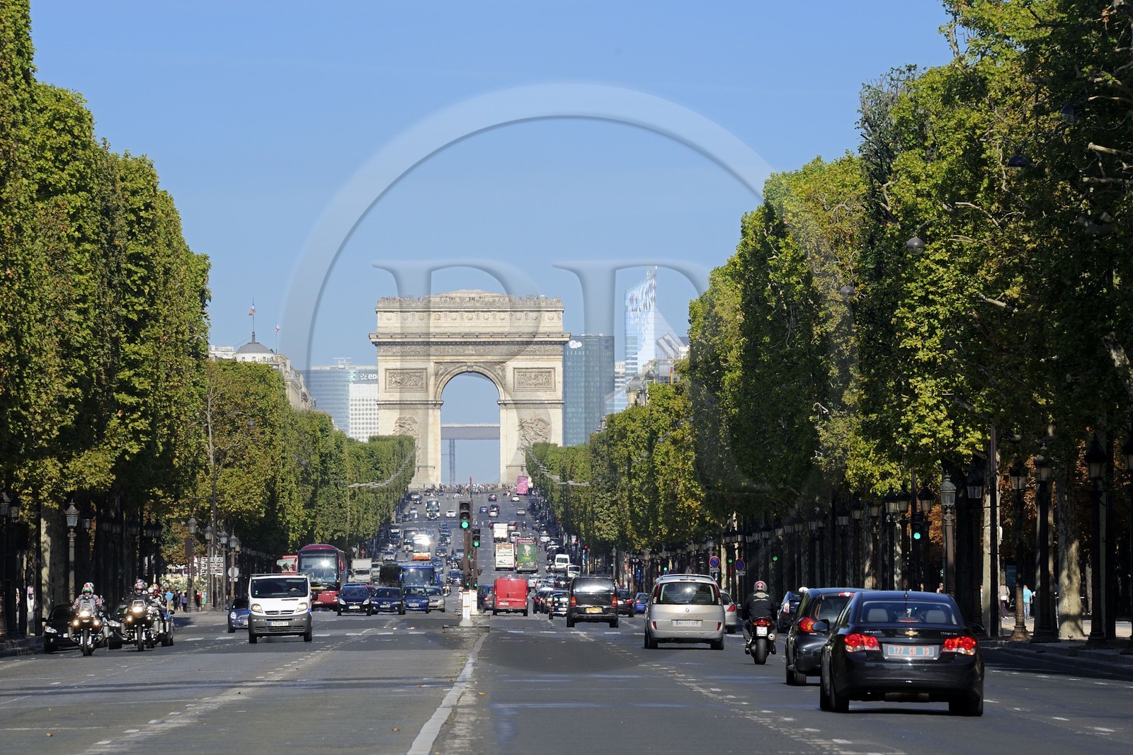 France, Paris (75), l' avenue des Champs-Elysées et l'Arc de Triomphe