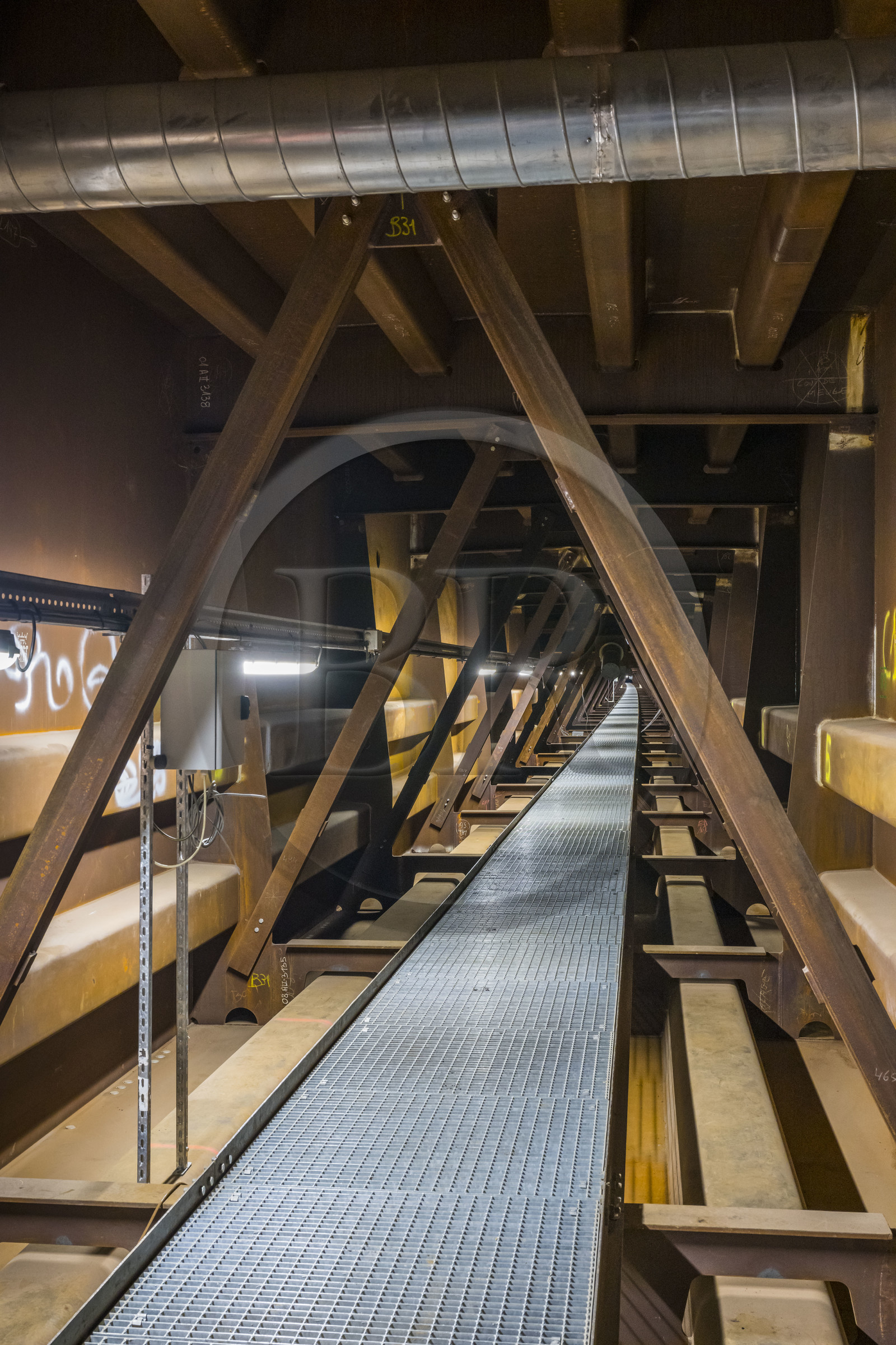 France, Aveyron (12), parc naturel régional des Grands Causses, Millau, le viaduc de Millau des architectes Michel Virlogeux et Norman Foster, intérieur du tablier de 32m de large qui soutient l'autoroute