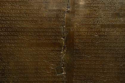 France, Rhône (69), Lyon, site historique classé Patrimoine Mondial de l'UNESCO, colline de Fourvière, musée gallo-romain de Fourvière, la Table claudienne est une plaque de bronze portant l'inscription d'un discours prononcé par l'empereur Claude en 48 devant le Sénat romain