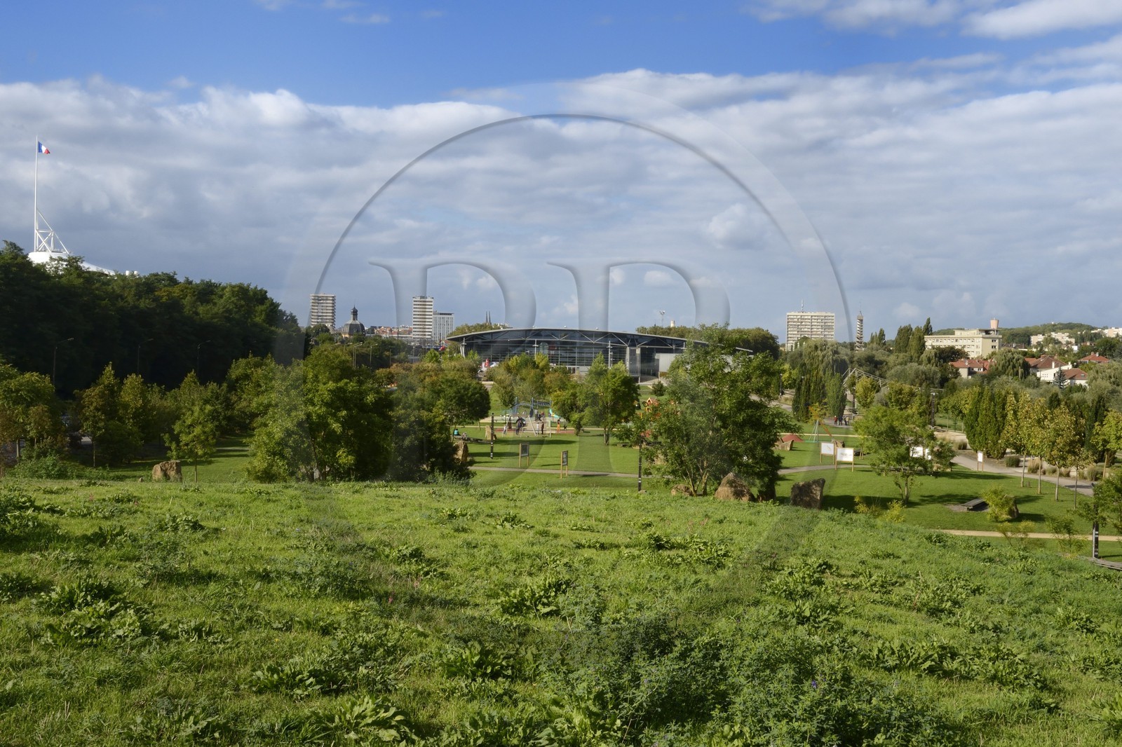 France, Moselle (57), Metz, Parc de la Seille et le palais omnisports Les Arènes en arrière plan