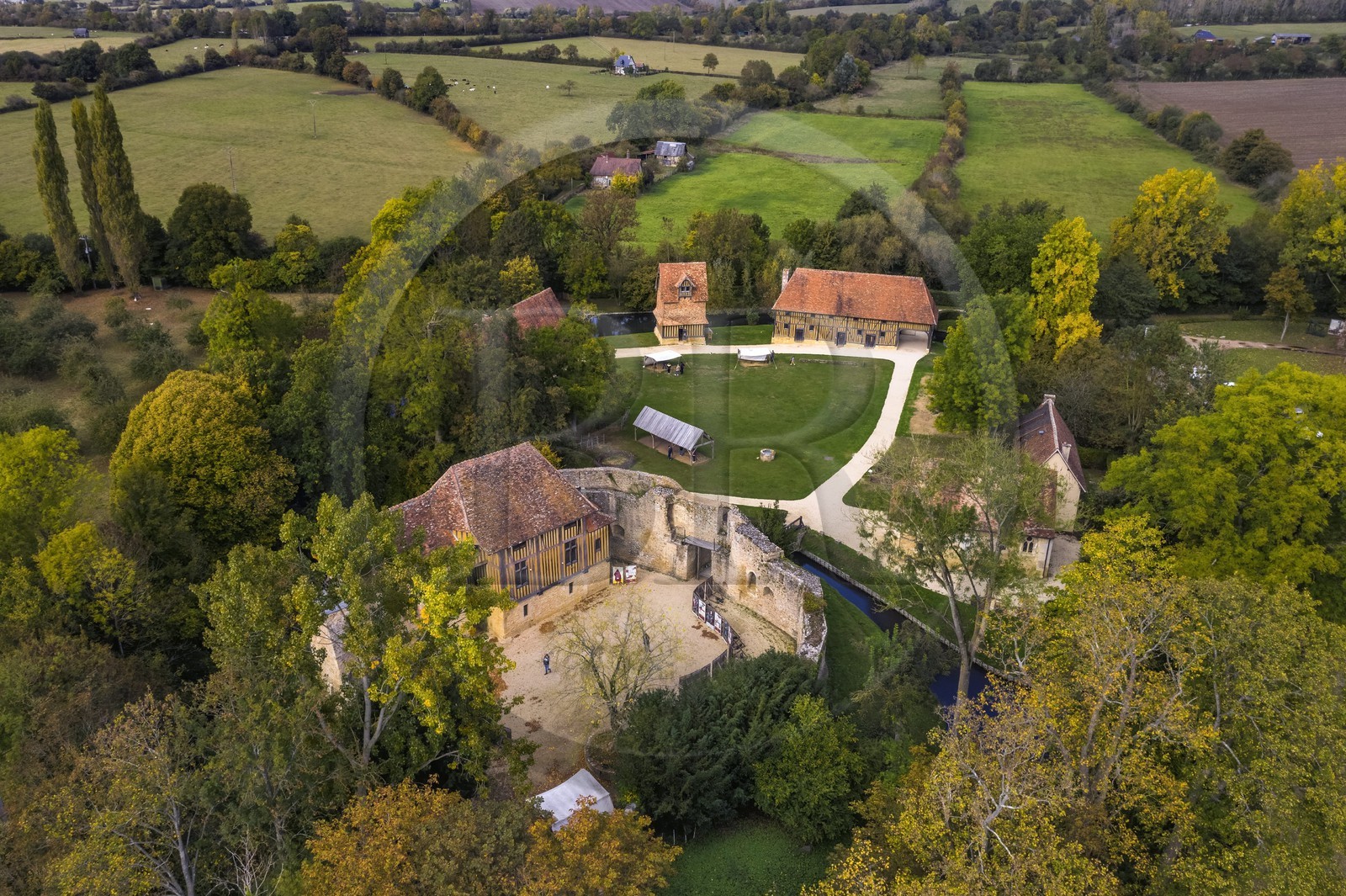 France, Calvados (14), Pays d'Auge, chateau de Crèvecœur-en-Auge et son donjon, Fondation Musée Schlumberger (vue aérienne)