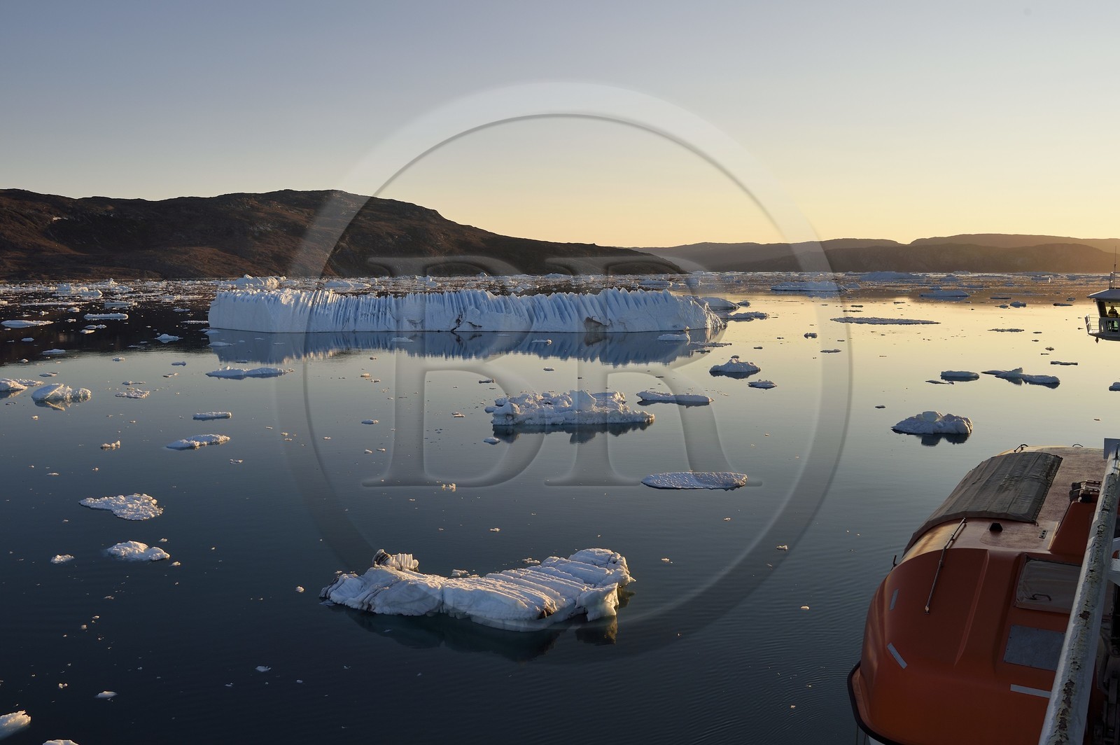 Groenland, cote ouest, baie de Disko, le bateau de croisière MS Fram de la compagnie Hurtigruten progresse entre les icebergs de la baie de Quervain