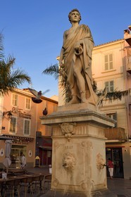 France, Var (83), Sanary-sur-Mer, statue évoquant la marine