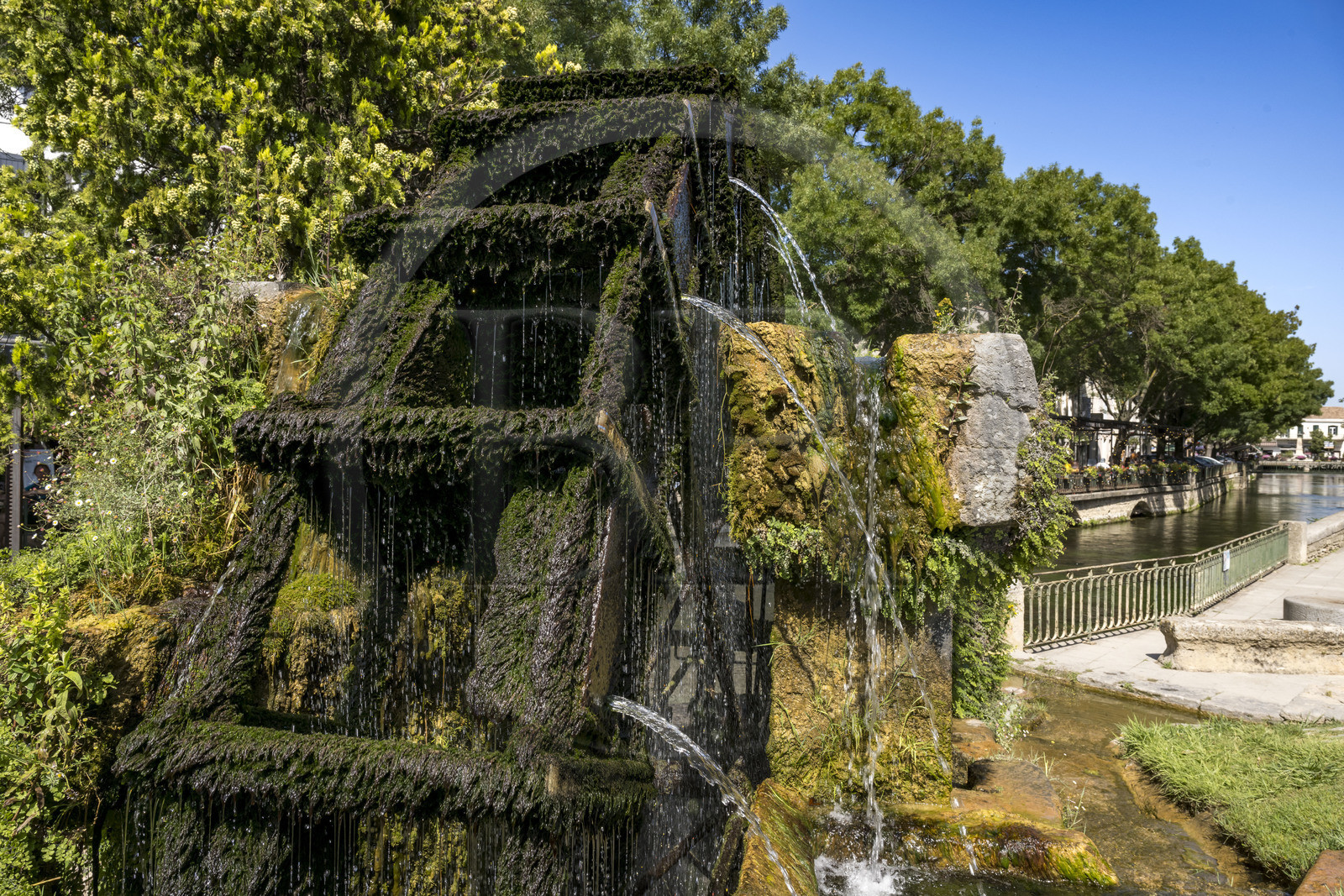 France, Vaucluse, L'Isle sur la Sorgue, place René Char, paddle wheel formerly used to distribute water in different canals