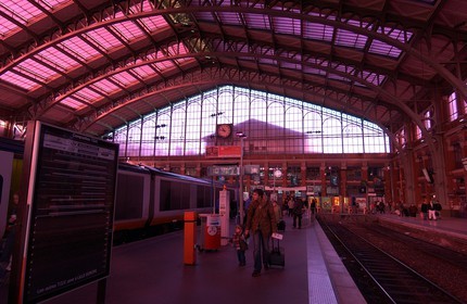 France, Nord (59), Lille, la gare de Flandre éclairée de rose par l'artiste Patrick Jouin