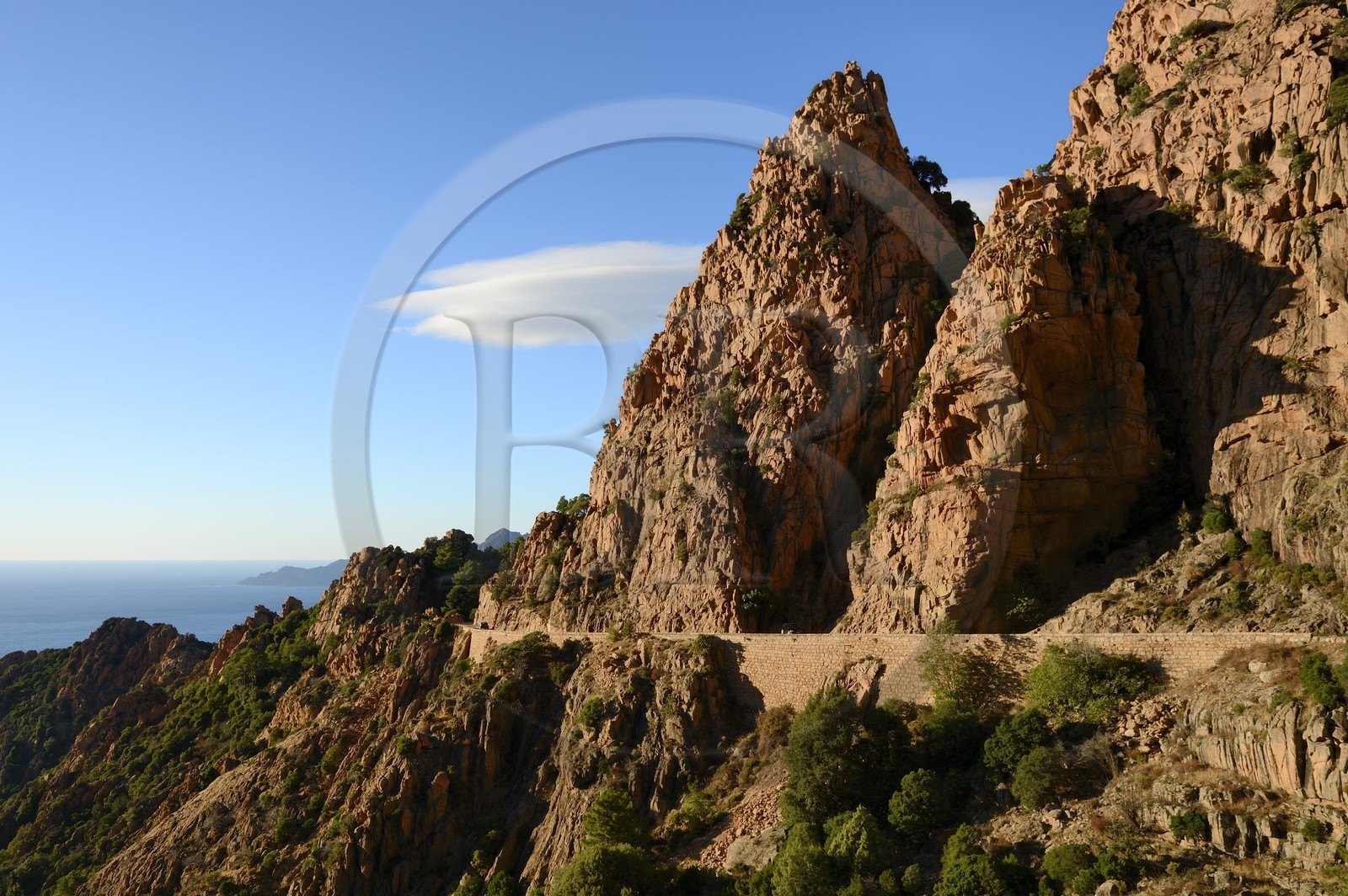 France, Corse-du-Sud (2A), Golfe de Porto, classé Patrimoine Mondial de l'UNESCO, calanches de Piana aux rochers de granit rose et la route D81 entre Porto et Cargèse