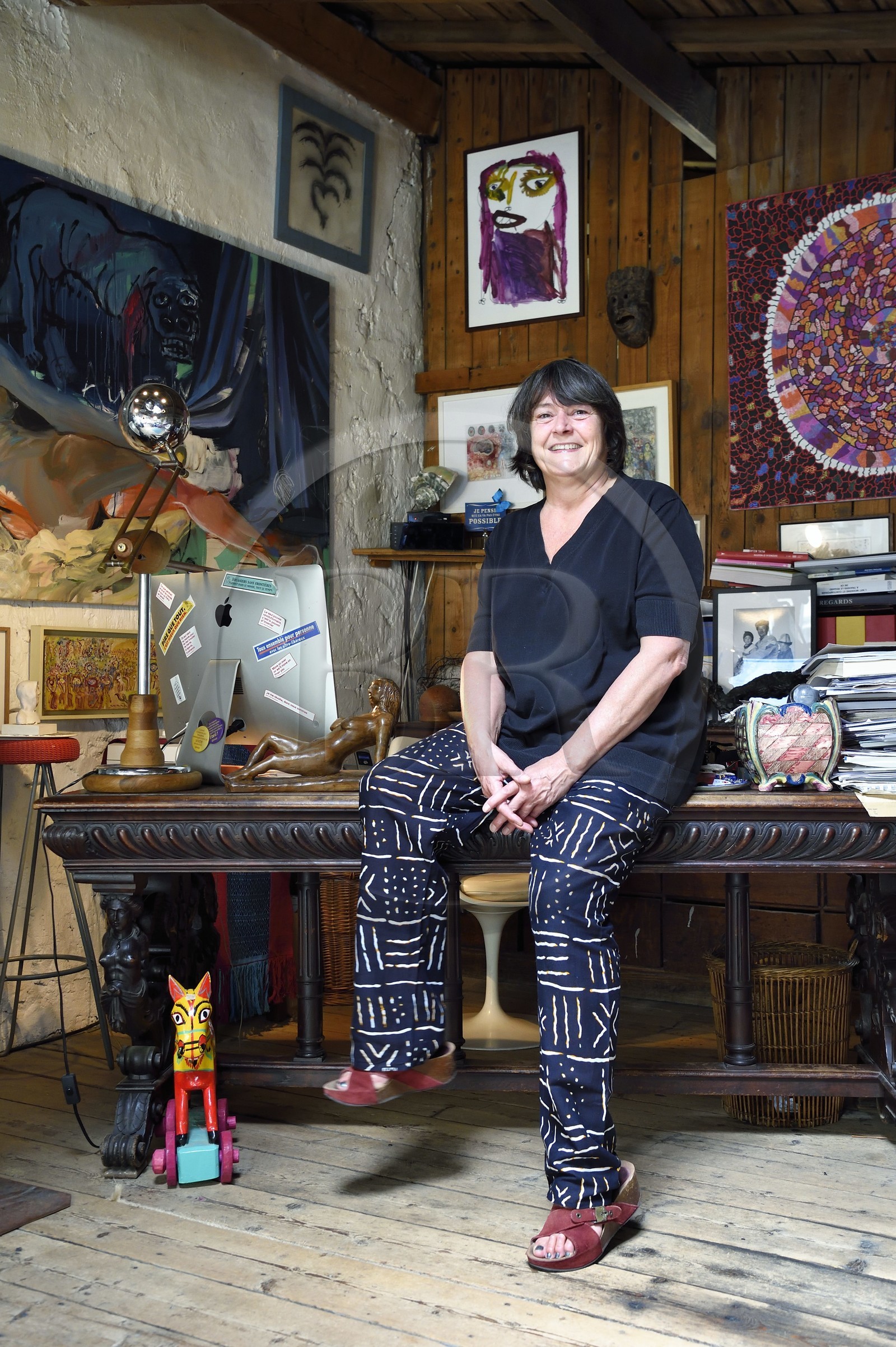 France, Paris (75), la journaliste (critique d'art et grand reporter) et historienne d’art Françoise Monnin chez elle rue Maison Dieu