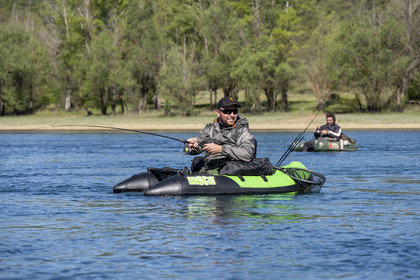 Var (83) rive gauche et Alpes-de-Haute-Provence (04) rive droite, Parc Naturel Régional du Verdon, Basses Gorges du Verdon en aval du lac de Sainte Croix, pecheurs à la ligne à l'entrée des gorges de Baudinard