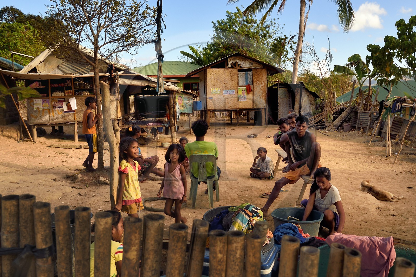 Philippines, Calamian Islands dans le nord de Palawan, Uson Island dans la baie de Coron, village de Barangay Lajala, le pêcheur Tagbanua Carlito Bering entouré de sa famille dans la cour de sa maison