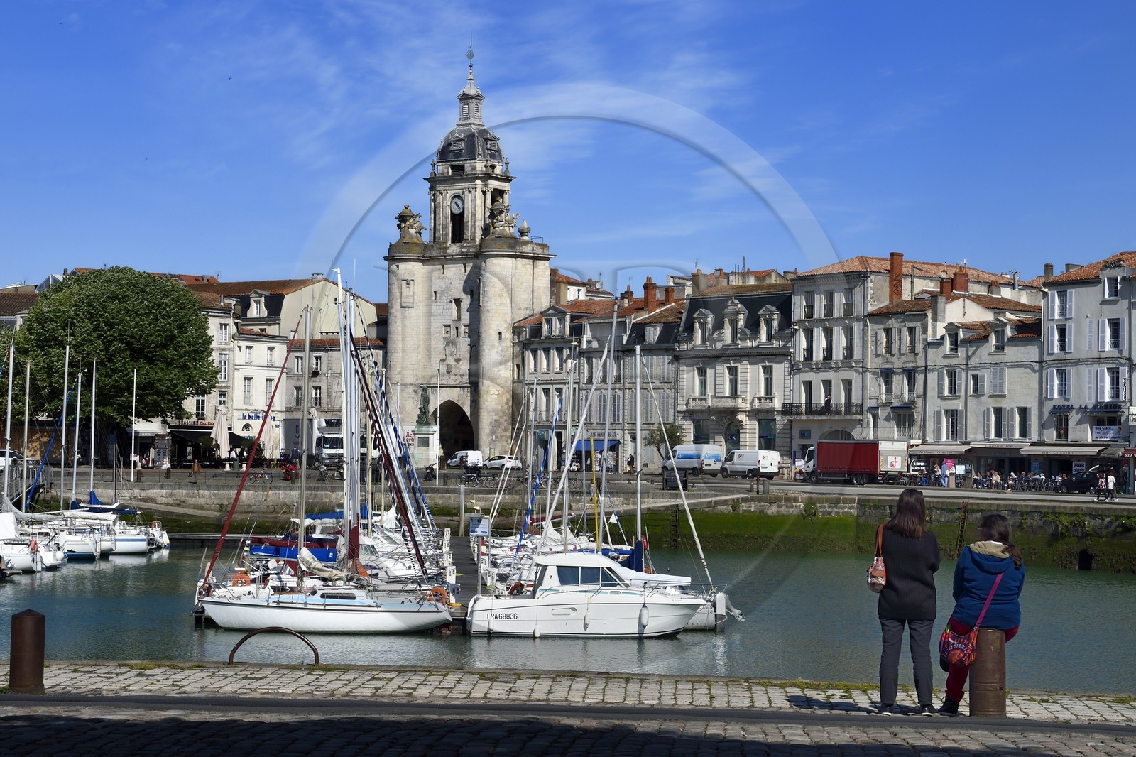 France, Charente-Maritime (17), La Rochelle, le Vieux Port avec la porte de la Grosse Horloge