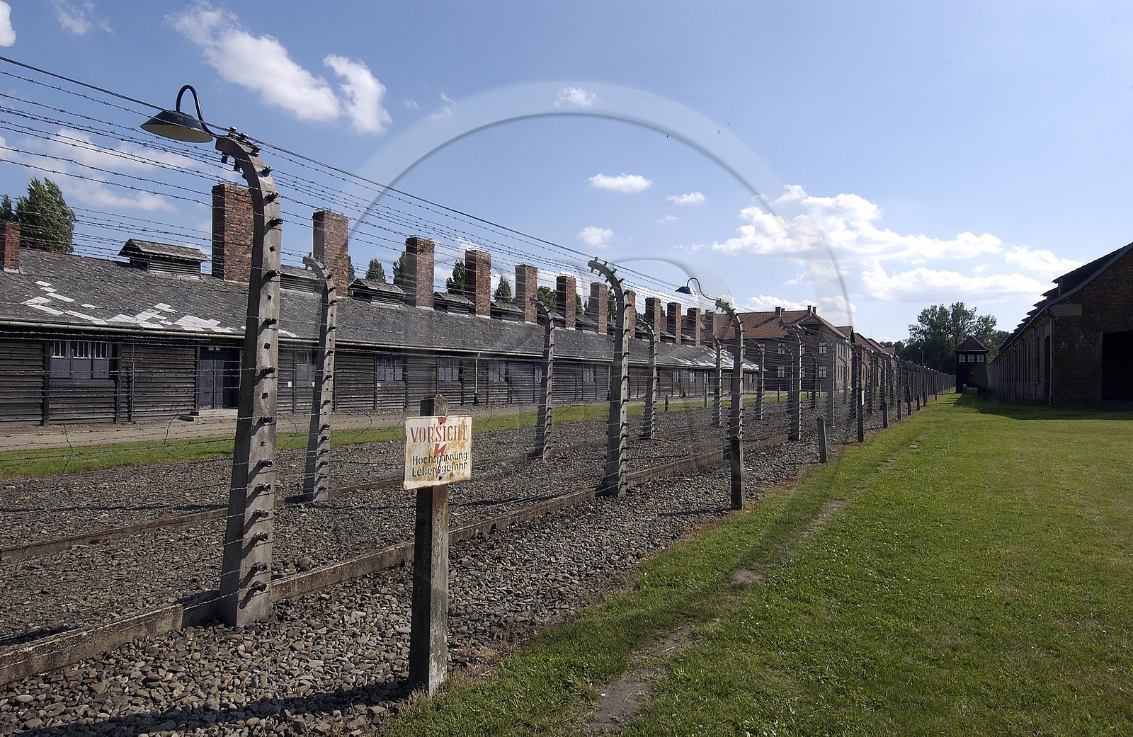 Pologne, région de la Petite-Pologne, environs de Cracovie, village d' Oswiecim, Camp allemand nazi de concentration et d'extermination d'Auschwitz( 1940-1945), classé Patrimoine Mondial de l'UNESCO, barbelés électrifié qui entourent le camp