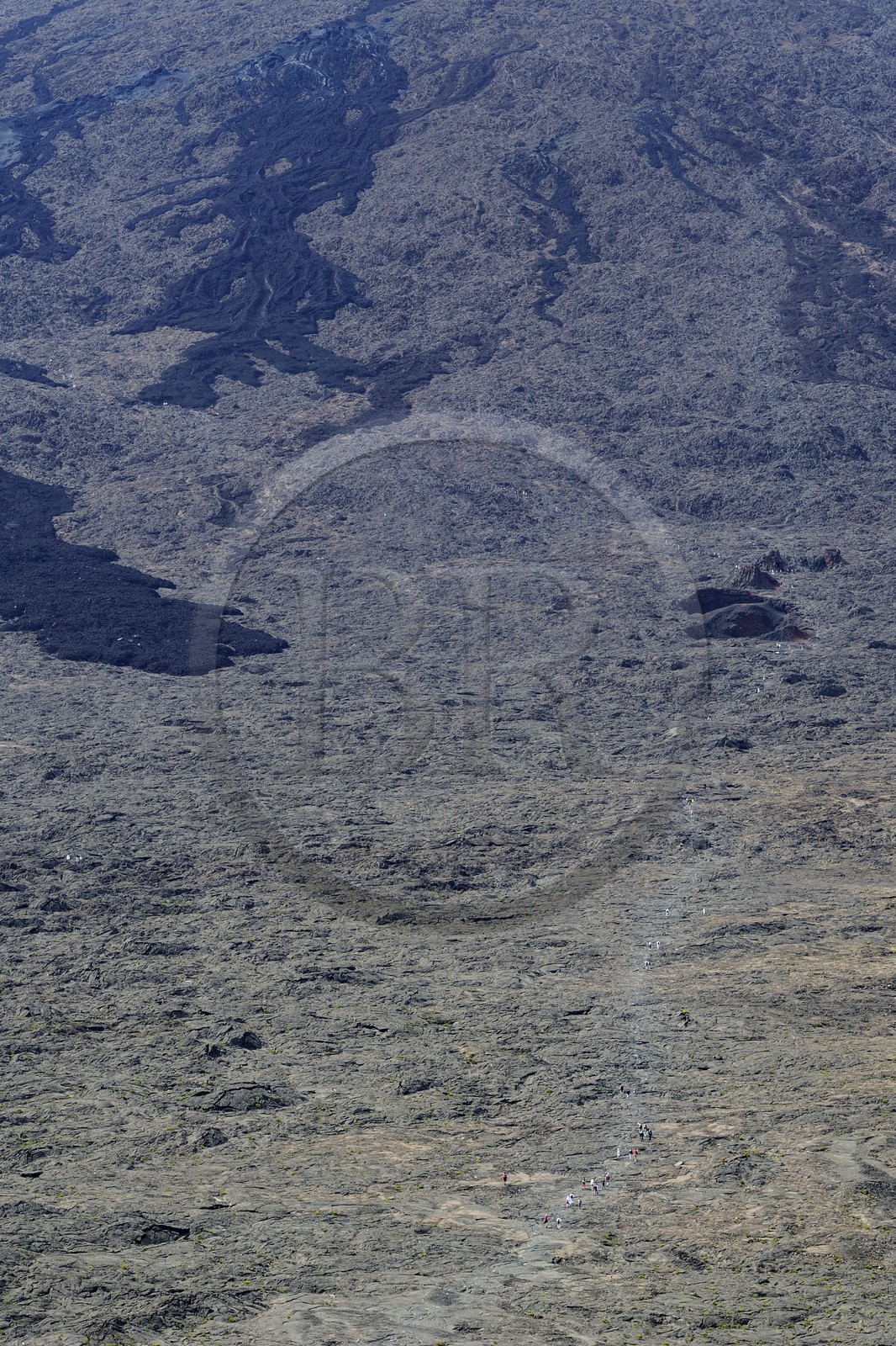 France, île de la Réunion, volcan du Piton de la Fournaise, classé Patrimoine Mondial de l'UNESCO, randonneurs au pied du cratère Dolomieu dans l'Enclos