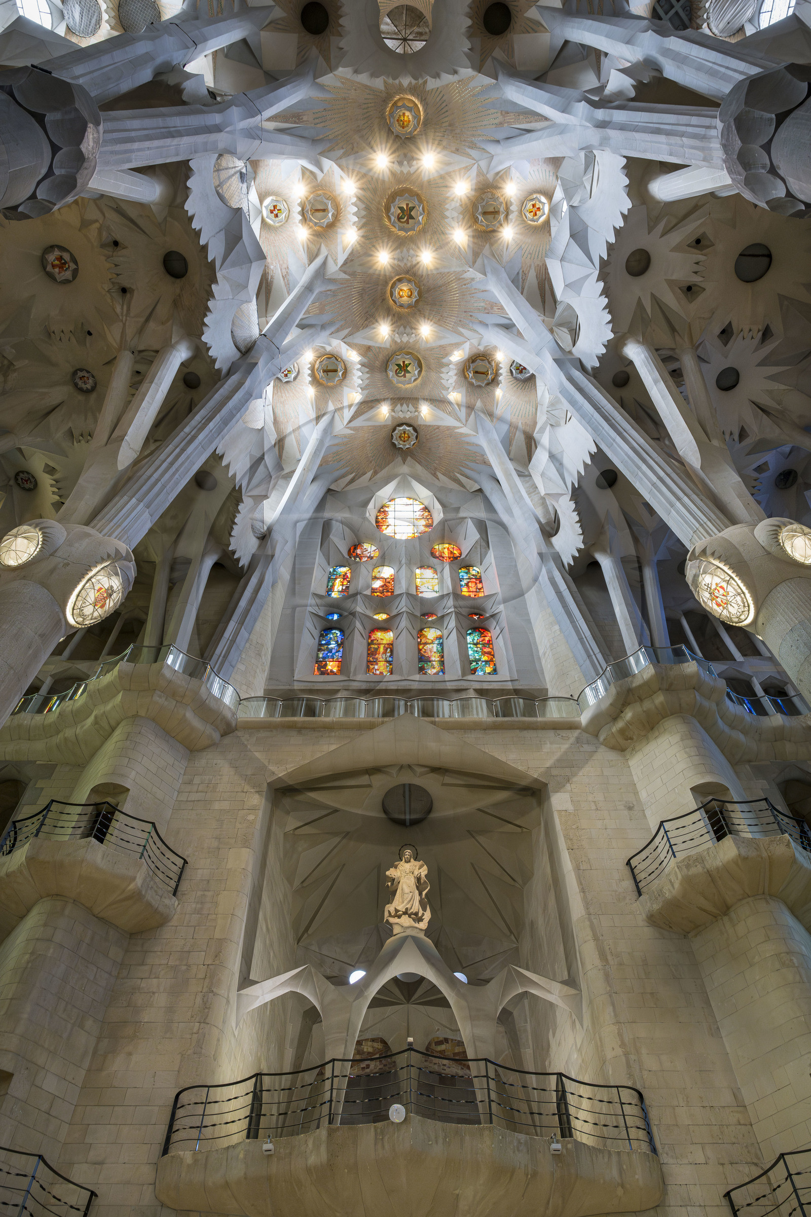 Espagne, Catalogne, Barcelone, quartier de l'Eixample, basilique de la Sagrada Familia de l'architecte du modernisme catalan Antoni Gaudi classée Patrimoine Mondial de l'UNESCO, l'intérieur de la facade de la Passion dédié à la Vierge Marie et la voute du transept