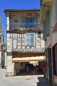 France, Dordogne (24), Perigord Pourpre, Bastide de Eymet, la place centrale (place Gambetta) et ses arcades