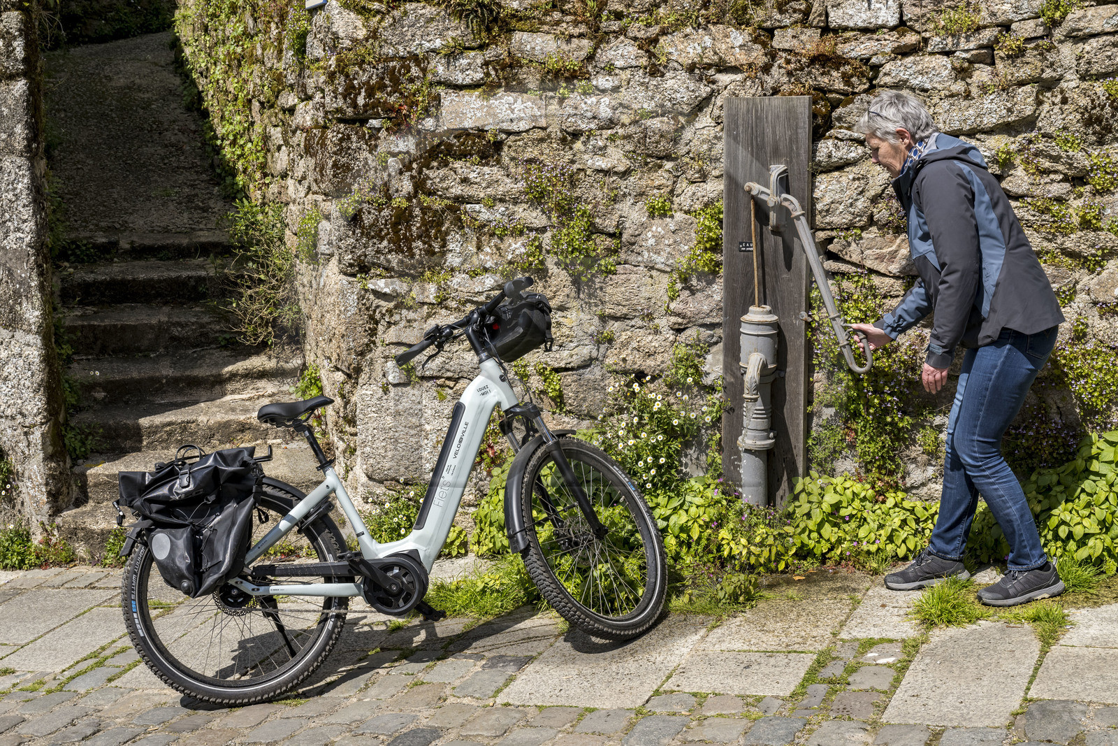 France, Vendée (85), Mallièvre, la véloroute Vendée Vélo Tour passe devant une ancienne pompe à bras qui fonctionne toujours