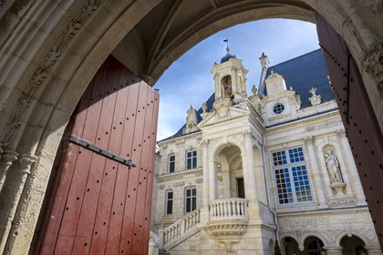 France, Charente-Maritime (17), La Rochelle, facade extérieure de style gothique flamboyant de l'Hotel de Ville, la statue d'Henri IV en terre-cuite émaillée