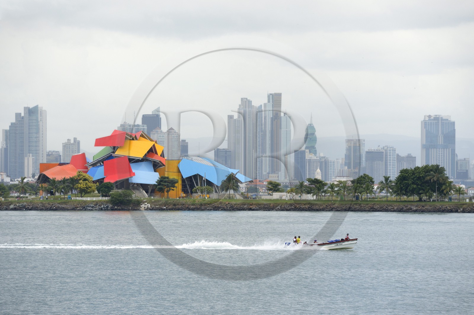 Panama, Panama City, le Musée de la biodiversité nommé Pont de la vie de Panama par l'architecte Frank Gehry, le front de mer et ses gratte-ciels en arrière plan