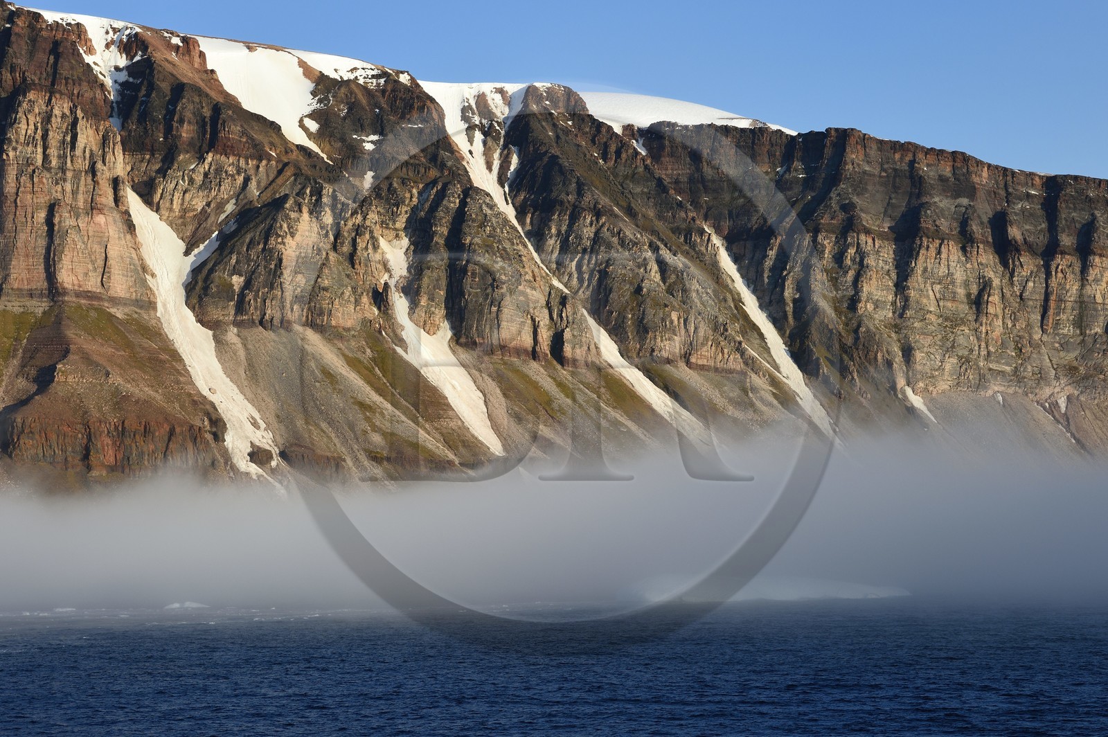 Groenland, cote Nord-Ouest, Murchison sund, falaises de la pointe de l'Ile de Kiatak ou Northumberland